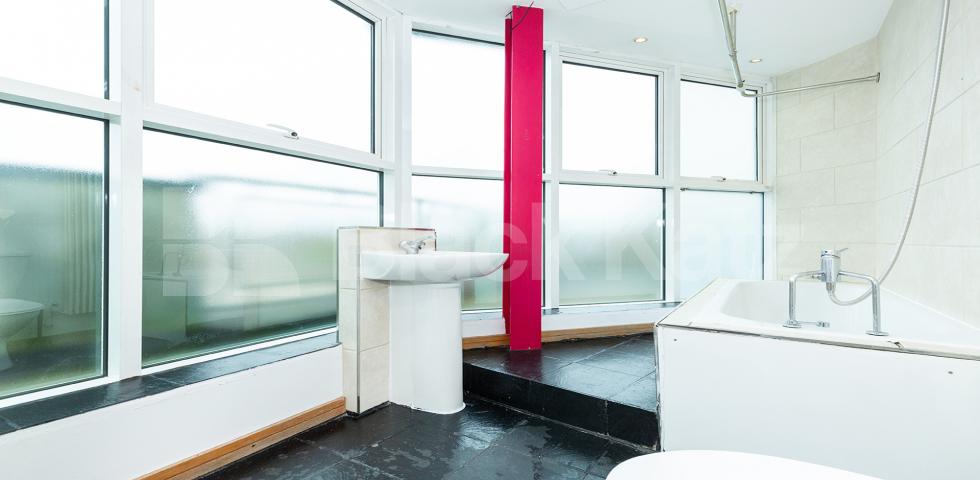 			PENTHOUSE WITH TERRACE, 4 Bedroom, 1 bath, 1 reception Apartment			 Farringdon Road EC1R, FARRINGDON / CLARKENWELL